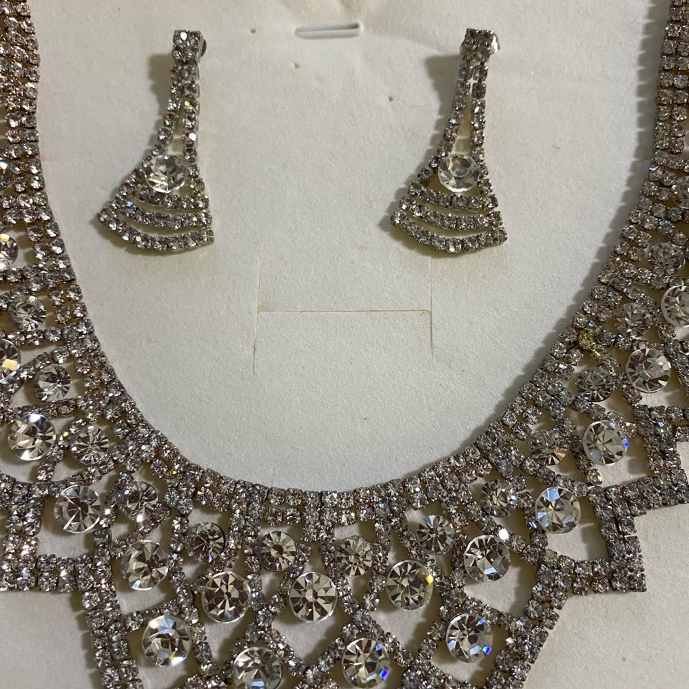 Elegant Silver Tone Jewelry Set
#N100